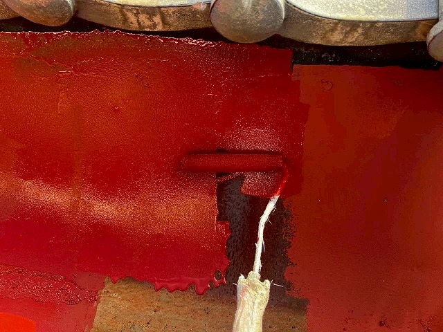 加古川市　谷板金の錆止め塗装の様子